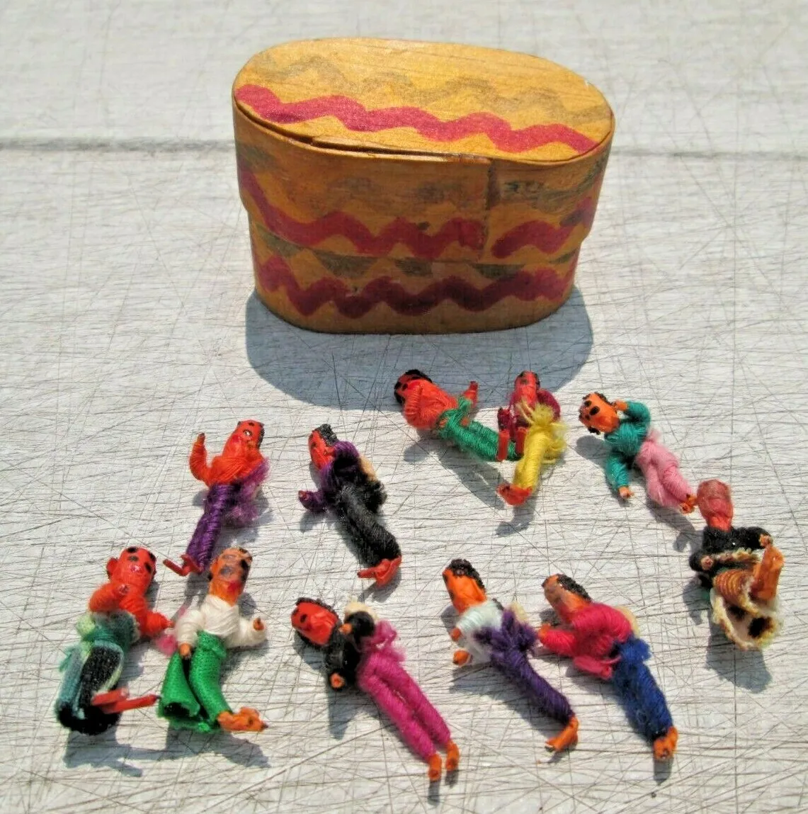 Vtg Guatemalan Wooden Miniature Box With 11 Miniature Worry Dolls Inside